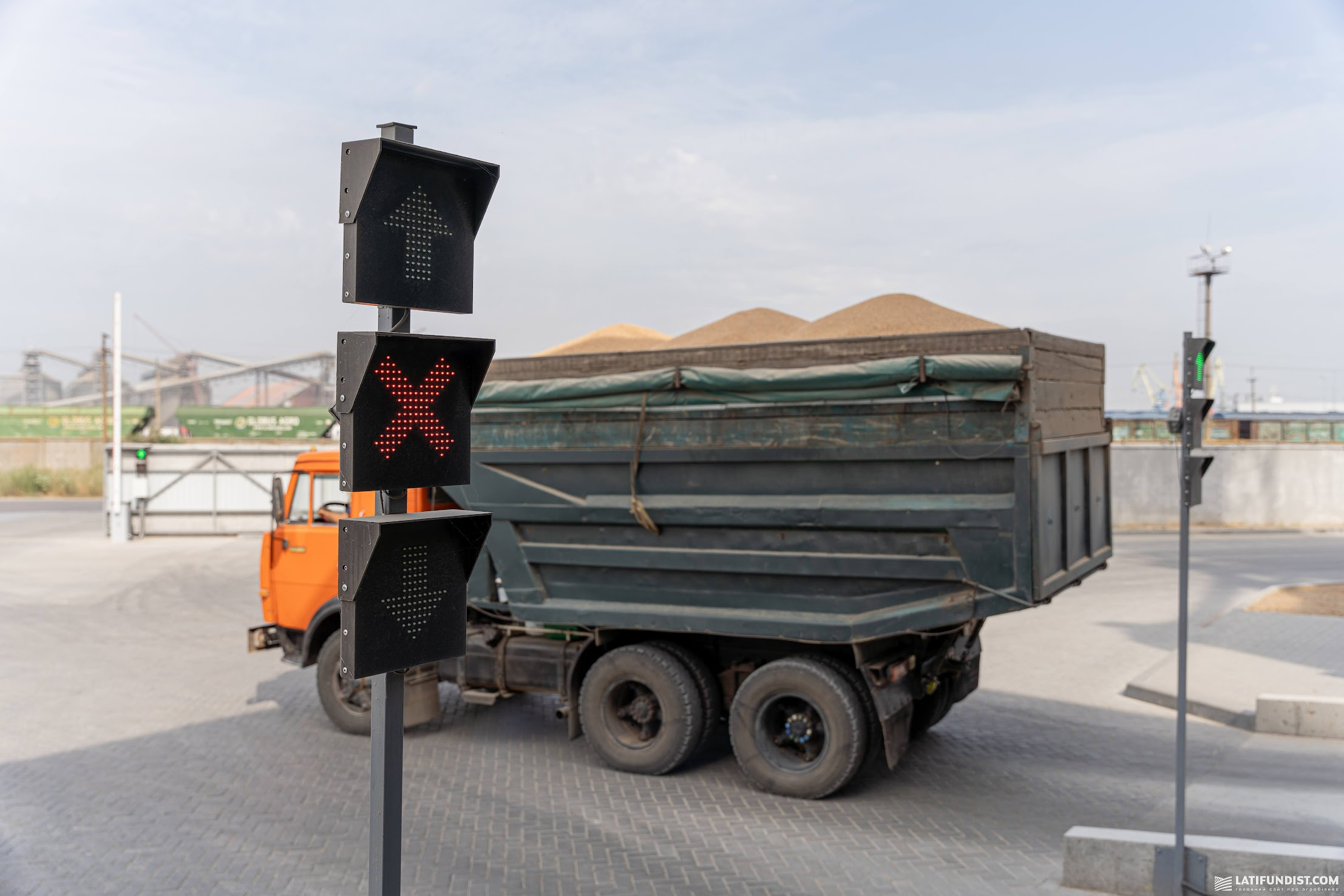 Авто до порту їде швидко, але знайти машину складно: обстріли, черги й дефіцит транспорту підняли вартість логістики вдвічі.